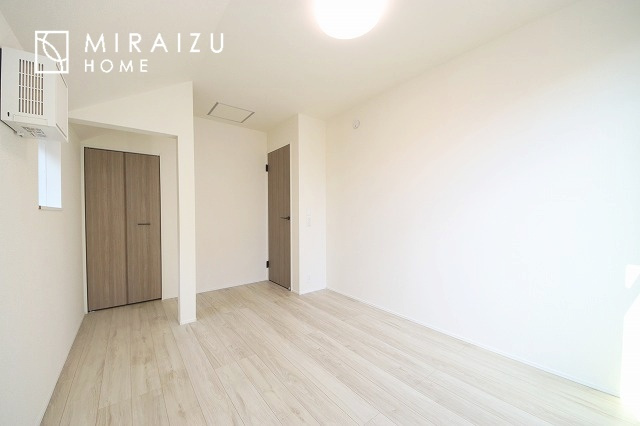 【洋室】 | 暮らしやすさを考えたプランで快適な現地ロケーションを実現。安らぎに満たされる、ゆとりのある日々を過ごせます♪