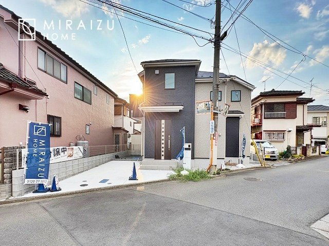 【外観】 | 青く澄み渡った綺麗な空と、陽の光をたっぷりと受ける、そんな新築住宅で新生活をスタートしてみませんか？