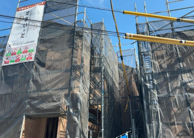 【バルコニー】 | 西寺方町新築戸建 | バルコニーは、室外の専用スペースのうち、「屋根がなく開放された空間」であるものを指します。ベランダより広いタイプのものが多く、日当たりもよいため家庭菜園などを楽しみたい人にとって適した環境となります。
