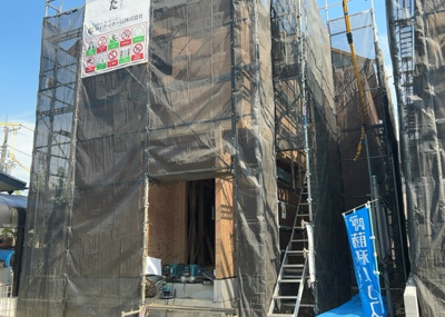 【構造・工法・仕様】 | 西寺方町新築戸建 | 木造住宅とは土台、壁、柱など建築物の強度を支える構造体の材に木が使用されている構造を指します。構造体は建物の自重を支えるだけではなく風圧や水圧、積裁荷重などあらゆる衝撃に耐えるための基礎です。