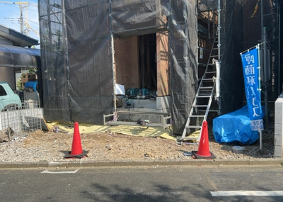 【構造・工法・仕様】 | 西寺方町新築戸建 | ベタ基礎とは、柱の位置に関係なく全体に基礎がある事を指し、面積が大きい分建物の重さを全体に分散できます。また、地面からの湿気や害虫を遮断でき、木造住宅で心配されるシロアリ被害を防ぐ効果も期待できます。