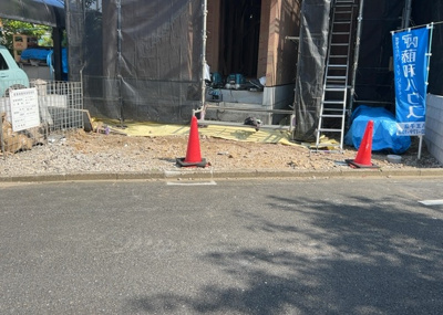 【前面道路含む現地写真】 | 西寺方町新築戸建 | 道幅が狭い場所は比較的土地の値段が低いことが多く、また交通量が少ないため騒音が少なく静かな環境で過ごせます。また、小さいお子様がいるご家庭も安心です。一方で車の駐車が難しいというデメリットもあります。