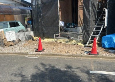 【駐車場】 | 西寺方町新築戸建 | 車一台あたりに必要なスペースは、標準サイズの普通自動車で横幅2m50cm、長さ5mは必要になります。ただし、乗降のことも考慮して横幅3m30cm、長さ5m50cmほどは確保できるところを選びましょう。