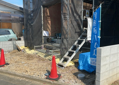 【設備】 | 西寺方町新築戸建 | 敷地内には、散水栓や立水栓があります。水道水を直接利用できるため、水を運ぶ手間を省くことが出来ます。大量の水を必要とする洗車作業や清掃などに役立ちます。その他設備とあわせて、現地でご確認ください。