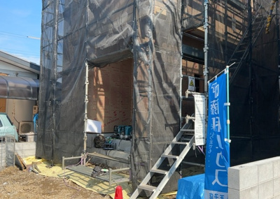 【セキュリティ】 | 西寺方町新築戸建 | モニターで来訪者を確認して、目的が分からない場合はインターホンを通じて室内から会話することができます。怪しいと感じた場合はインターホン越しにお帰りいただくことができるので、直接会うことがなく安全です。