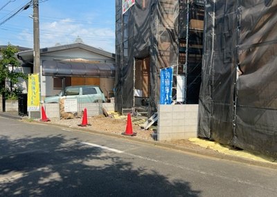 【前面道路含む現地写真】 | 西寺方町新築戸建 | 住宅用の土地では前面道路に2m以上接していなければならないと法律で定められています。しかし、お持ちの車のサイズやライフスタイルなどにより、2mでは利便が悪い場合もございますので、事前に確認しましょう。