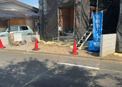 【前面道路含む現地写真】 | 西寺方町新築戸建 | お持ちの車種によっては前面道路が広い方が便利でしょう。しかし、前面道路が広ければその分交通量が多くなるため、騒音などが気になる場合があります。実際に現地を見学し、周辺交通量や騒音などを確認しましょう！