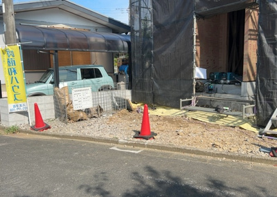 【駐車場】 | 西寺方町新築戸建 | 駐車場と明記されていても、最小スペースでつくられた駐車場だと大型車は駐車できなかったり、出入りしにくくなったりする可能性があります。お車のサイズと購入したい物件の駐車場のサイズを現地で確認しましょう。