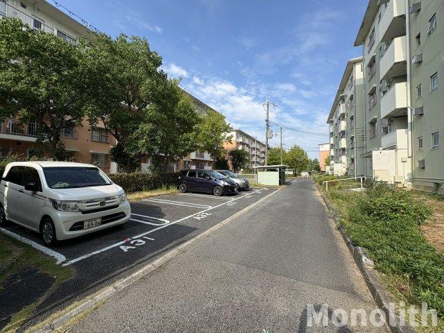 鶴山台15号棟の駐車場