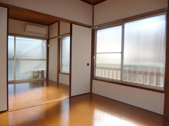 杉浦荘の居間・リビング|角部屋なので２面採光。