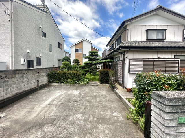 【中古戸建】邑楽郡大泉町大字吉田の外観|■外観｜広々とした駐車スペースで楽々駐車可能！お買い物後もスムーズにお荷物を運べます♪