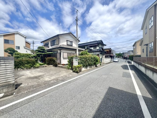 【中古戸建】邑楽郡大泉町大字吉田の外観|■外観｜周囲の見渡しが良く、車の出入りの際も安全確認がしやすいため、小さなお子様がいるご家庭でも安心です♪