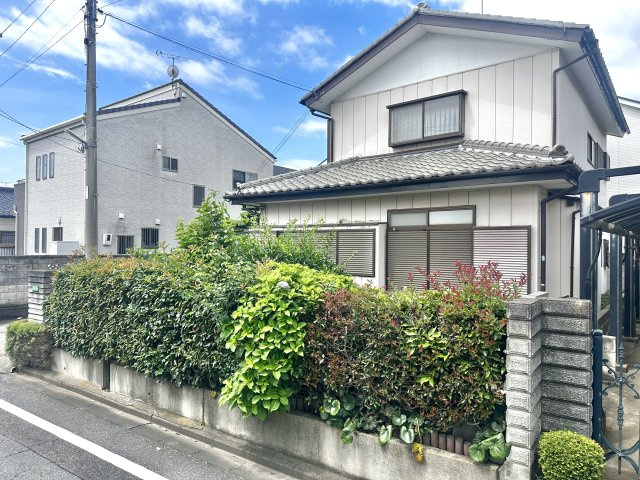 【中古戸建】邑楽郡大泉町大字吉田の外観|■外観｜塀や植栽が目隠しとなり、プライベート空間を守ります。防犯にもなり安心です♪