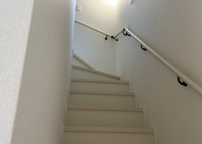 【内装】 | 川口町新築戸建 | 24時間換気システムを備えた室内は常に新鮮な空気が循環し快適な生活環境を保ちます。バリアフリーを考慮したフラットな内装デザインとなっており、幅広い世代の方が安心してお住まいいただける一戸建てです。