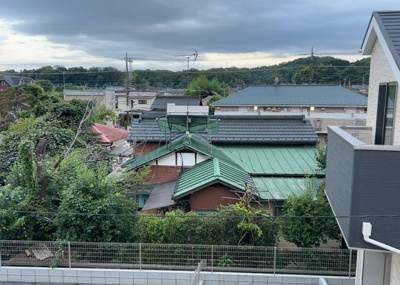 【展望】 | 川口町新築戸建 | 第一種低層住居専用地域に位置する閑静な住宅街で落ち着いた街並みが広がります。バルコニーや窓からの見晴らしも良く空が広く感じられるロケーションです。現地見学会で実際の景色をお確かめください。