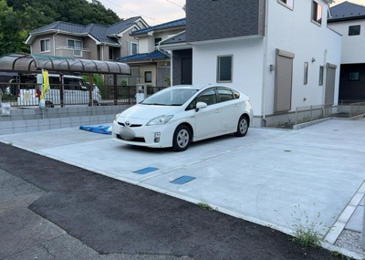 【駐車場】 | 川口町新築戸建 | 敷地内にはカースペース2台分をしっかりと確保しており、ご家族用だけでなくご来客時にも重宝します。所有されているお車の車種でスムーズに駐車できるかなど、出し入れの感覚をぜひ現地でお試しくざさい。