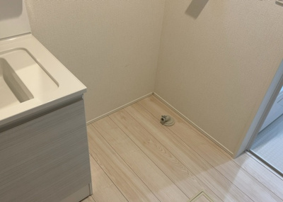【ランドリースペース】 | 川口町新築戸建 | 室内洗濯機置場からバルコニーへ続く動きやすい動線が魅力のランドリースペースです。雨の日や花粉の季節にも役立つ設備を備えており毎日の家事を快適にサポート。実際の動線をぜひ現地でお確かめ下さい。