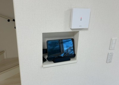 【セキュリティ】 | 川口町新築戸建 | 来客の顔を室内から確認できるTVモニタ付インターホンを設置。不審者の侵入を防ぎセキュリティ面にも配慮されているため小さいお子様のいるご家庭も安心です。機能性について現地見学の際にご案内いたします。