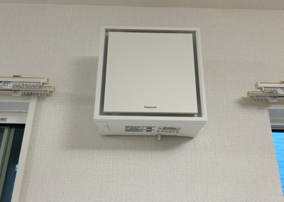 【冷暖房・空調設備】 | 川口町新築戸建 | 省エネ効果も期待できる24時間換気システムを導入し、一年を通じて快適でクリーンな空気循環を確保します。アレルギー対策にも配慮された設備仕様となっておりますのでぜひ現地で詳細をお確かめください。