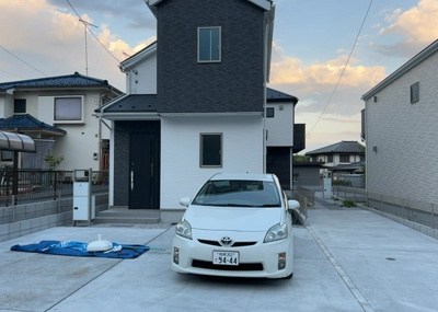 【外観】 | 川口町新築戸建 | 第一種低層住居専用地域に建つ日当たり・風通しに恵まれた新築戸建です。建物面積104.33㎡の開放的な住まいは周辺環境も良好。現地では土地の高低差や日当たりも確認可能ですのでぜひご見学ください。
