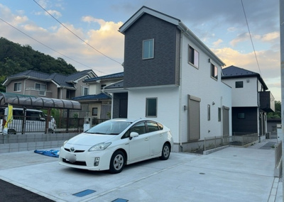 【外観】 | 川口町新築戸建 | 南東側4.0m道路に接道する静かな住環境が広がる現地写真です。前面道路の交通量や車での出入りのしやすさなど毎日の暮らしに関わる環境を実際にお確かめいただけます。ご案内予約は住まいの広場までどうぞ。