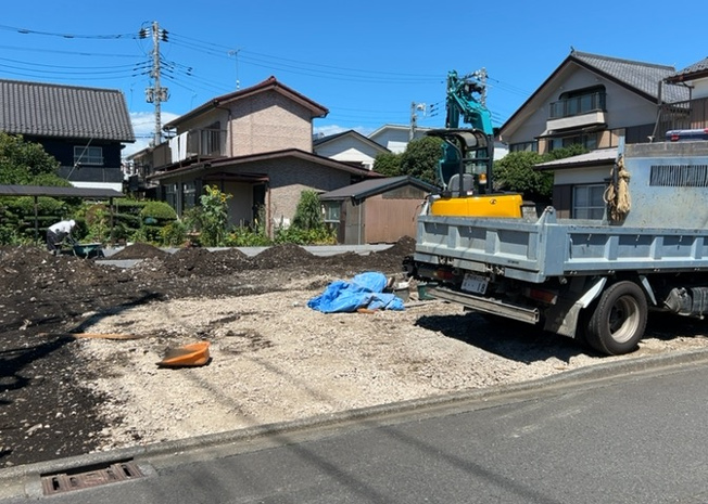 【バルコニー】 | バルコニーは、室外の専用スペースのうち、「屋根がなく開放された空間」であるものを指します。ベランダより広いタイプのものが多く、日当たりもよいため家庭菜園などを楽しみたい人にとって適した環境となります。