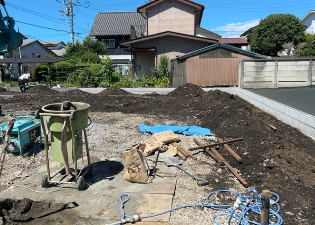 【構造・工法・仕様】 | ベタ基礎とは、柱の位置に関係なく全体に基礎がある事を指し、面積が大きい分建物の重さを全体に分散できます。また、地面からの湿気や害虫を遮断でき、木造住宅で心配されるシロアリ被害を防ぐ効果も期待できます。