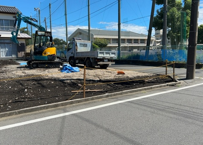 【外観】 | 現地に行くなら、物件の周囲の地形がどうなっているかを見ることも大切です。周辺より低くなっている土地では、大雨などで水が集まりやすいため、地盤が弱くなっているということも考えられるため、注意が必要です。