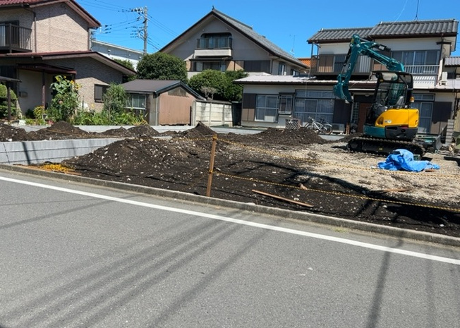 【前面道路含む現地写真】 | 道幅が狭い場所は比較的土地の値段が低いことが多く、また交通量が少ないため騒音が少なく静かな環境で過ごせます。また、小さいお子様がいるご家庭も安心です。一方で車の駐車が難しいというデメリットもあります。