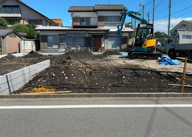 【前面道路含む現地写真】 | 道幅が広い場所は日当たりや風通が良好です。幅が広いのですれ違いも可能ですし大きな車でも駐車可能！一方で、大型車が通ることも多くなるため交通量の増加により騒音に繋がります。また土地の値段が高くなります。