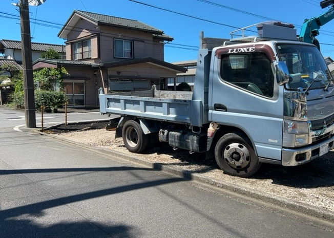 【駐車場】 | 車一台あたりに必要なスペースは、標準サイズの普通自動車で横幅2m50cm、長さ5mは必要になります。ただし、乗降のことも考慮して横幅3m30cm、長さ5m50cmほどは確保できるところを選びましょう。