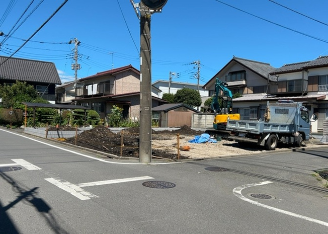 【前面道路含む現地写真】 | 住宅用の土地では前面道路に2m以上接していなければならないと法律で定められています。しかし、お持ちの車のサイズやライフスタイルなどにより、2mでは利便が悪い場合もございますので、事前に確認しましょう。