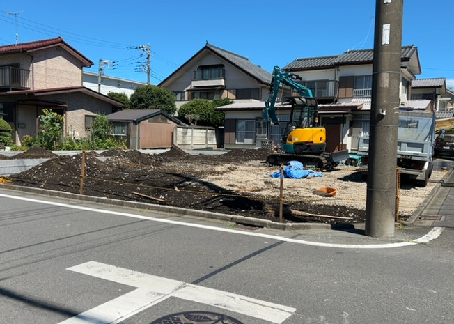 【前面道路含む現地写真】 | お持ちの車種によっては前面道路が広い方が便利でしょう。しかし、前面道路が広ければその分交通量が多くなるため、騒音などが気になる場合があります。実際に現地を見学し、周辺交通量や騒音などを確認しましょう！