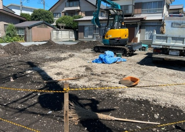【玄関】 | 玄関は家の顔でもあり、家族以外の目にも止まる場所です。玄関は外との間を仕切る扉、靴などをしまっておく収納スペース、靴脱ぎのたたきスペース、来客とのやり取りをするドアホンなど複数のアイテムからなります。