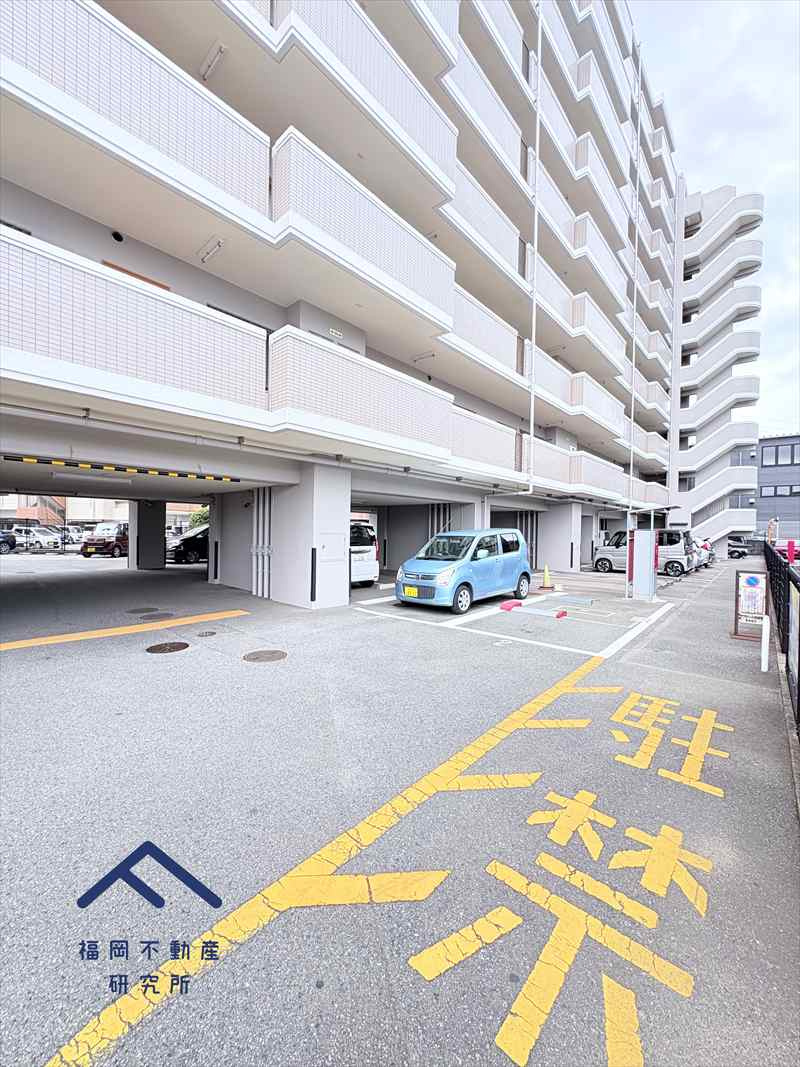 アンピール箱崎東の駐車場