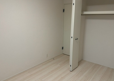 【寝室】 | 川口町新築戸建 | 2階に配置された10.5帖の広々とした洋室は、主寝室に最適な開放感ある空間です。十分な広さがあるため大きめのベッドや家具もゆとりを持って配置可能。ウォークインクローゼット付きで収納力も抜群です。
