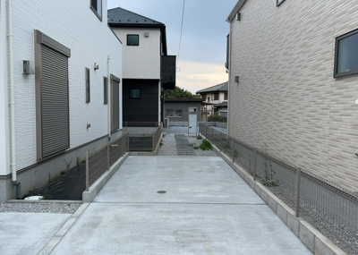 【外観】 | 川口町新築戸建 | 2026年9月完成予定の木造2階建て新築一戸建て。建蔽率40パーセント・容積率80パーセントの第一種低層住居専用地域に位置し、隣地との間隔が保たれたゆとりある住環境です。カースペース2台分を確保。