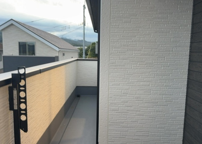【バルコニー】 | 川口町新築戸建 | 南西向きで日当たり抜群な南面バルコニーです。洗濯物やお布団もしっかり乾く開放的な空間となっております。2階の部屋から直接出入りできるため、毎日の家事動線もスムーズで快適に過ごしていただけます。