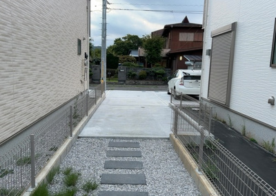 【駐車場】 | 川口町新築戸建 | 敷地内にはお車を2台駐車可能なカースペースを完備しています。セカンドカーをお持ちのご家庭や来客時にも大変便利です。角地のため前面道路からの車の出し入れもスムーズに行える平坦駐車場となっています。