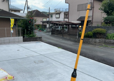 【前面道路含む現地写真】 | 川口町新築戸建 | 南西側4m公道と南東側4m私道に面した開放感あふれる角地です。八王子市川口町の閑静な住宅街に位置し、前面道路は交通量も落ち着いているため、車の出入庫もスムーズに行えます。現地にて周辺環境をご確認くださ