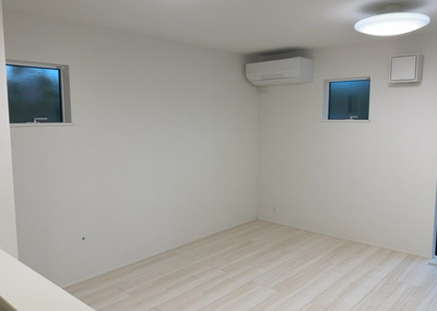 【居間・リビング】 | 川口町新築戸建 | 南西向きの窓から心地よい光が差し込む16帖のLDK。家族が集うリビングは対面式キッチンと一体感があり、会話を楽しみながら過ごせます。バリアフリー配慮や全室南向きの快適さを現地でご体感ください。