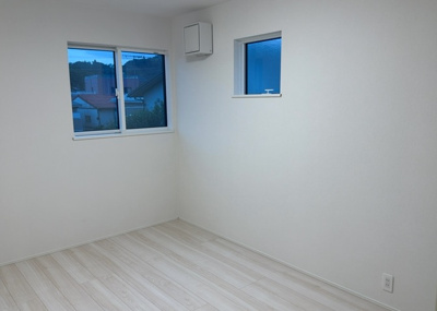 【子供部屋】 | 川口町新築戸建 | 2階の5.2帖および6帖の洋室は、お子様の成長に合わせて使える子ども部屋に最適です。全室に収納スペースを完備しているため、勉強道具や衣類も綺麗に片付き、子供の整理整頓の習慣づけにも役立ちます。
