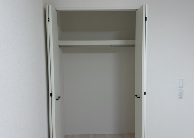 【収納】 | 川口町新築戸建 | 2階10.5帖の洋室に備え付けられたウォークインクローゼットです。洋服やスーツケースなど大きな荷物もまとめて収納できる優れた収納力。お部屋の中に余計な家具を置かず、空間を広々と贅沢に使えます。