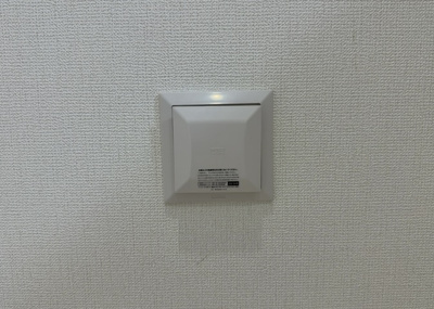 【冷暖房・空調設備】 | 川口町新築戸建 | 24時間換気システムを備えており、家中の空気を常に新鮮で清潔に保ちます。省エネルギー対策が施された断熱性の高い住まいで、エアコンの冷暖房効率も良く、一年中快適な室内温度でお過ごしいただけます。