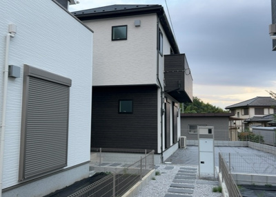 【外観】 | 川口町新築戸建 | 八王子市川口町の土地面積148.92平米に建つ新築戸建。南東側私道・南西側公道の角地につき陽当り・通風ともに優れています。周辺は第一種低層住居専用地域の静かな環境で、のびのびと暮らせる住まいです。