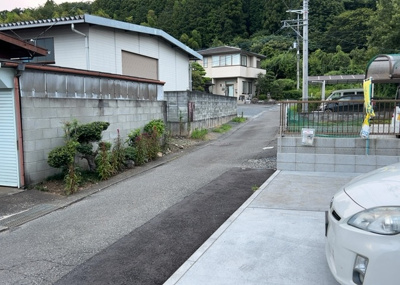 【前面道路含む現地写真】 | 川口町新築戸建 | 南東4m私道と南西4m公道に接道する南西向きの角地物件。幅員4mの道路は交通量が少なく、小さなお子様がいるご家庭も安心です。カースペースへの車の駐車も焦らず落ち着いて行える良好な前面道路環境です。