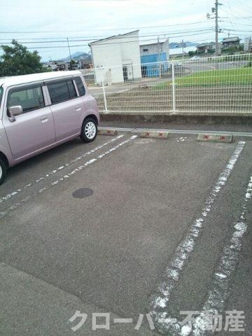 プリティーハウスⅡの駐車場