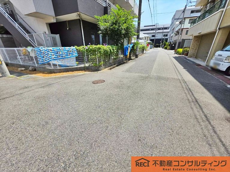 神戸市東灘区魚崎南町4丁目　新築戸建　1号棟の前面道路含む現地写真|水廻りが2階に集結で家事動線がスムーズな設計♪