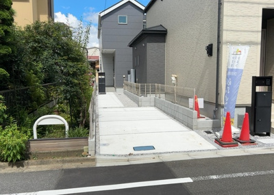 【前面道路含む現地写真】 | 散田町新築戸建 | 前面道路は幅員6.0mの公道となっており、車同士のすれ違いもストレスなく行えます。交通量も比較的少なく静かな住環境。現地見学会は土日に開催しておりますのでお気軽にお問い合わせください。