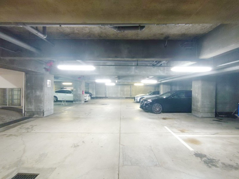 グランドール根岸の駐車場
